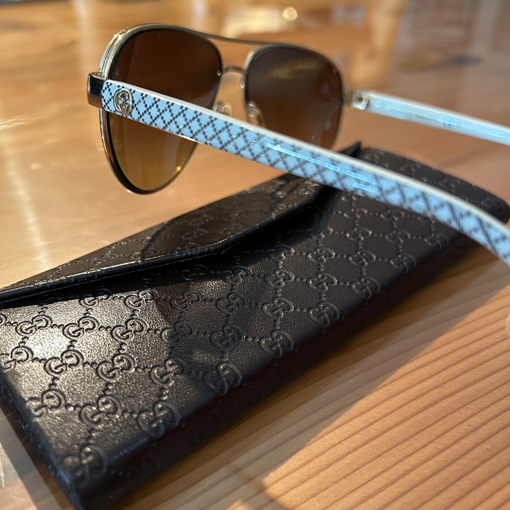 Gucci Gold and Pearl Aviator Sunglasses with Patterned Arms - Picture 5 of 7
